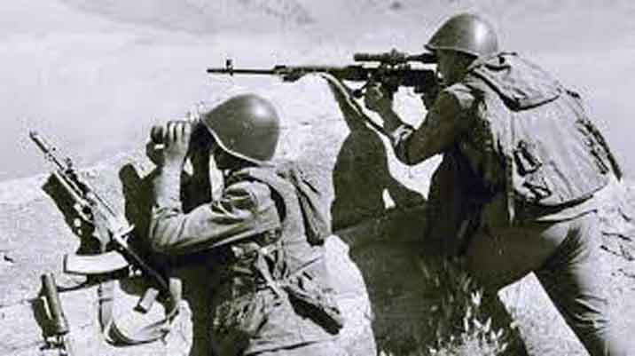Pasukan Soviet bertempur di Afganistan dengan senapan penembak jitu Dragunov SVD-63 7.62×54mmR