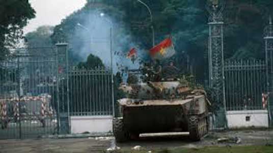 Tank Vietnam Utara mendobrak pagar istana presiden di Saigon