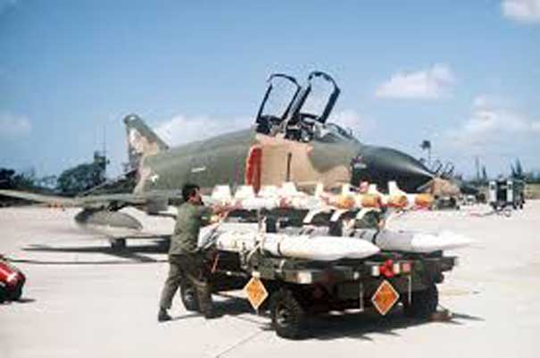 F-4D phantom debelakang jajaran rudal AIM-7 dan AIM-9