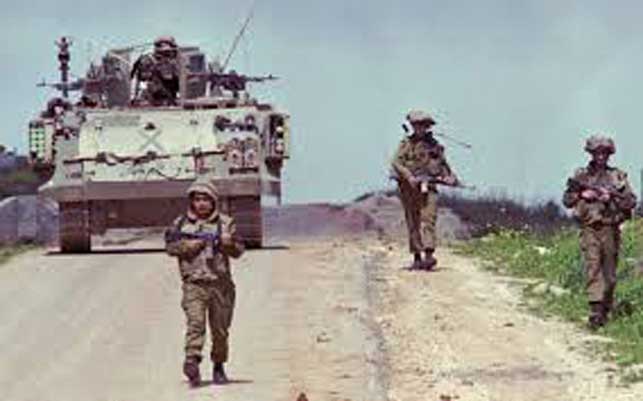 Tentara Israel berpatroli di sebuah jalan di Lebanon selatan yang dikuasai Israel, 31 Maret 1996.