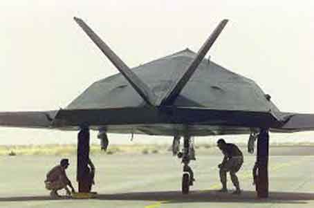 Tampak belakang Pesawat tempur siluman Lockheed F-117 Nighthawk