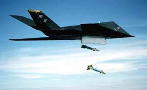 Pesawat tempur siluman Lockheed F-117 Nighthawk melepaskan muatanya