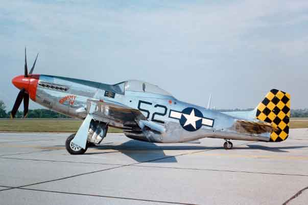 Mustang P-51D Amerika Utara dengan sirip punggung.