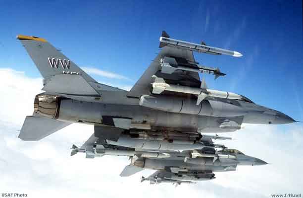F-16 Fighting Falcon dengan(urutan mulai atas)AIM-120 AMRAAM, AIM-9 Sidewinder, AGM-88 HARM