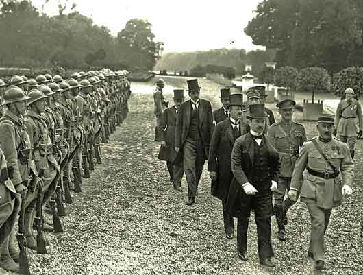 Kedatangan dua penandatangan, gost Benárd dan Alfréd Drasche-Lázár, pada 4 Juni 1920 di Grand Trianon di Versailles