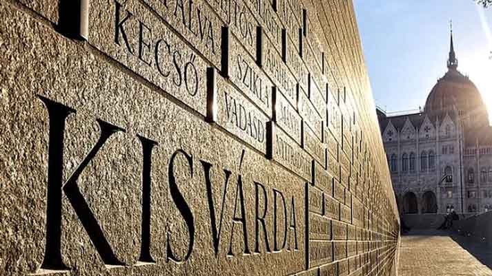 Nama-nama tempat di Hongaria sebelum terpecah terdaftar di monumen dalam baja tahan karat