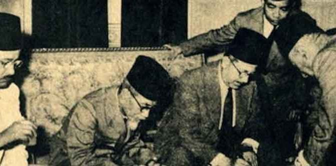 Menteri Luar Negeri Haji Agus Salim, pemimpin delegasi Indonesia, dan Perdana Menteri Mesir Nokrashi Pasha menandatangani persahabatan Indonesia-Mesir pada 10 Juni 1947.