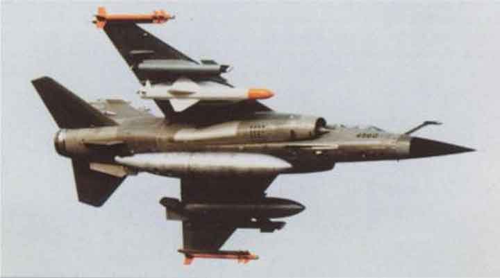 Pesawat tempur Mirage F-1 dengan rudal anti kapalAM-39 Exocet