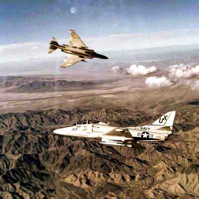 TA-4J Skyhawk dan F-4S