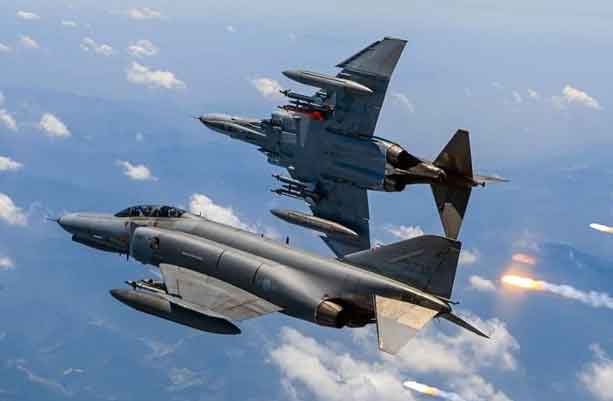 F-4 terus menjadi bagian utama dari AS. kekuatan udara militer sepanjang tahun 1970-an dan 1980-an, secara bertahap digantikan oleh pesawat yang lebih modern seperti F-15 Eagle dan F-16 Fighting Falcon di Angkatan Udara, F-14 Tomcat di Angkatan Laut, dan F/A-18 Hornet di Angkatan Laut dan Korps Marinir Amerika.