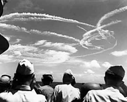 Contrails pesawat tempur menandai langit di atas Gugus Tugas 58, 19 Juni 1944