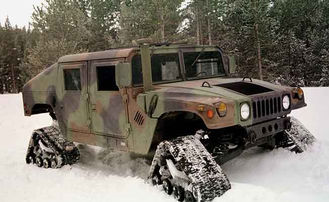 Di Bridgeport, California Mountain Warfare Training Center pada bulan Maret 1997, uji coba HMMWV melewati salju, dilengkapi dengan tapak Mattracks.