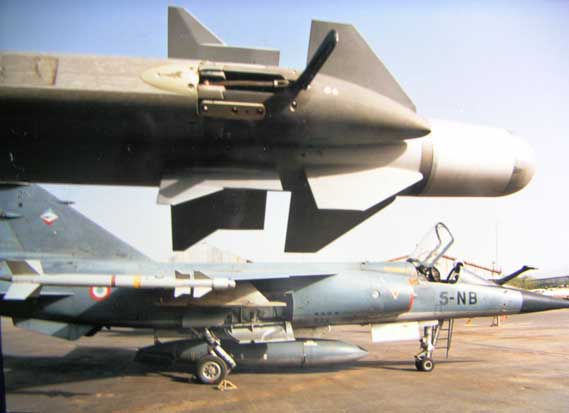 Pesawat tempur Dassault Mirage F1 dengan Matra R550 Magics