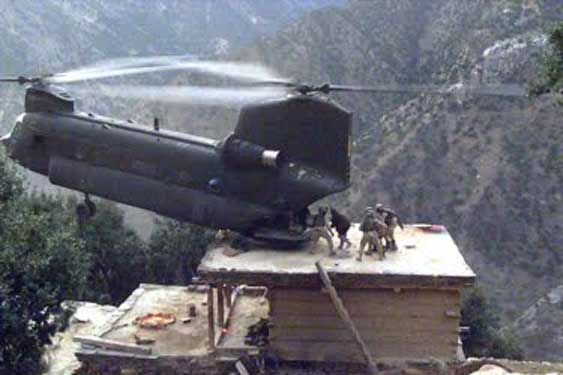 Kapasitas angkat Boeing CH-47 Chinook telah menempatkannya pada nilai tertentu di daerah pegunungan Afghanistan, di mana ketinggian dan suhu membatasi penggunaan helikopter seperti UH-60 Black Hawk; dilaporkan, satu Chinook dapat menggantikan hingga lima UH-60 di udara dalam peran transportasi penyerangan.