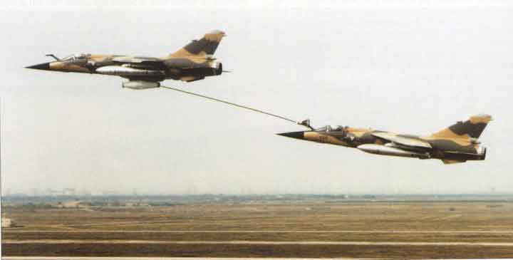 Mirage F-1 EQ irak mengisi bahan bakar terhadap pesawat tempur Mirage Irak lainya