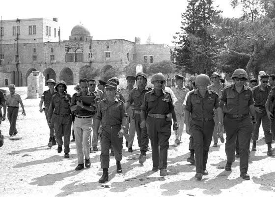 Menteri Pertahanan Moshe Dayan, Kepala Staf Yitzhak Rabin, Gen. Rehavam Zeevi R dan Gen. Narkis di kota tua Yerusalem Juni 7 1967