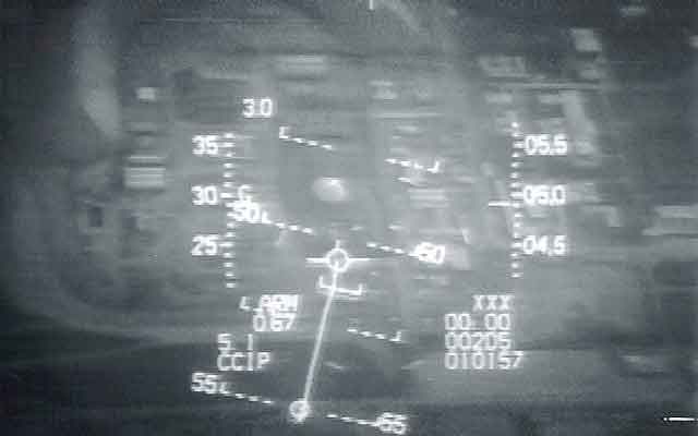 Pemandangan reaktor nuklir Irak seperti yang terlihat di layar salah satu F-16 yang menyerang