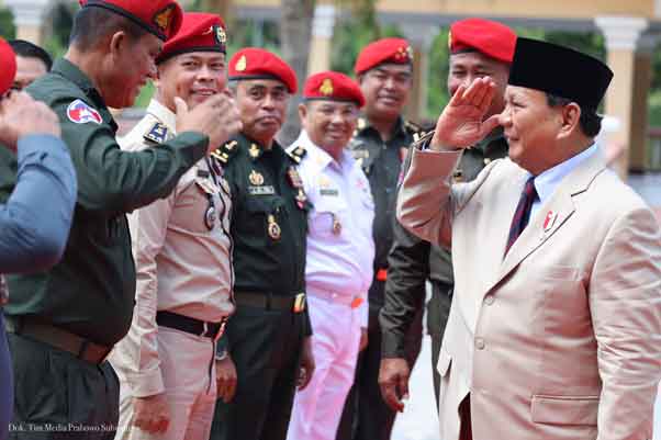 Menteri Pertahanan RI Prabowo Subianto @prabowo disambut dengan meriah dan hangat saat mengunjungi markas Komando Pasukan Khusus (Special Forces Command/Kopassus) Angkatan Bersenjata Kerajaan Kamboja, Selasa (21/6).