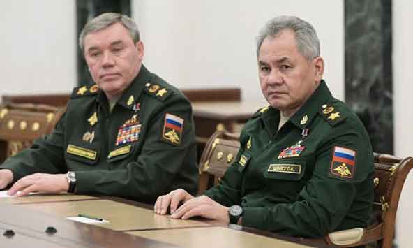 Menteri Pertahanan Rusia Sergei Shoigu (kanan) dan kepala staf umum Valery Gerasimov menghadiri pertemuan dengan Presiden Rusia di Moskow, pada 27 Februari 2022