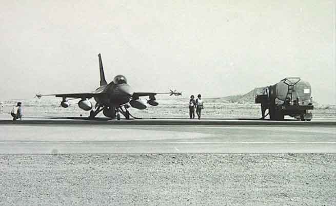 F-16A Israel mengambil bahan bakar hingga saat-saat terakhir sebelum lepas landas