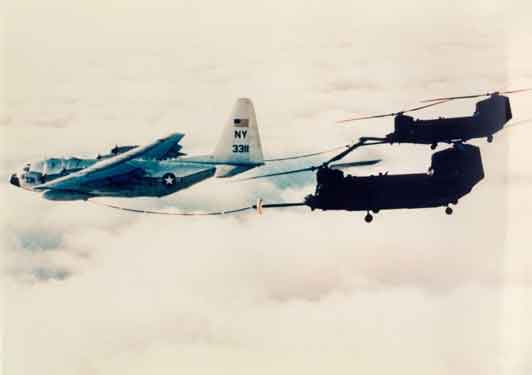 KC-130 Herkules memberikan dukungan pengisian bahan bakar di udara bagi MH-47