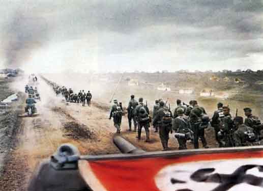 Nazi Jerman menyerang Uni Soviet dalam Operasi Barbarossa, 22 Juni 1941