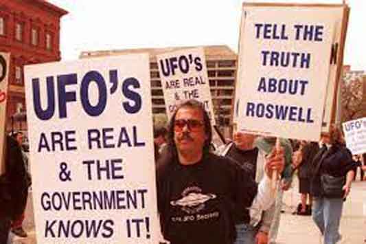 Teori konspirasi tentang peristiwa tersebut tetap ada, dan insiden Roswell terus menjadi perhatian media populer.Insiden tersebut telah digambarkan sebagai "klaim UFO paling terkenal di dunia, paling diselidiki secara mendalam, dan paling dibantah secara menyeluruh".