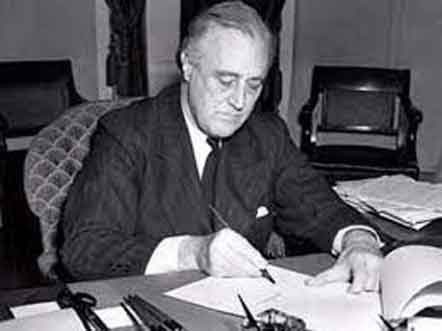 Presiden Roosevelt menandatangani RUU Pinjam-Sewa untuk memberikan bantuan kepada Inggris dan Cina (Maret 1941).