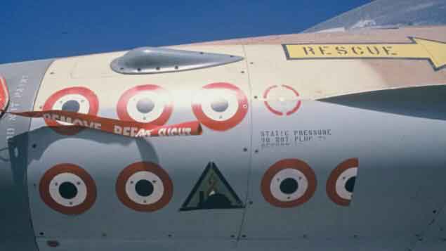 Hidung F-16A menunjukkan misi segitiga menandai serangan, siluet reaktor nuklir terhadap lambang Angkatan Udara Irak.