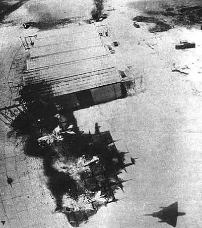 Hasil kerusakan yang ditimbulkan, difoto dari mirage III, tampak Mig-21 yang hancur