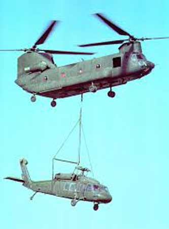 Helikopter Boeing CH-47 Chinook membawa UH-60 Blackhawk