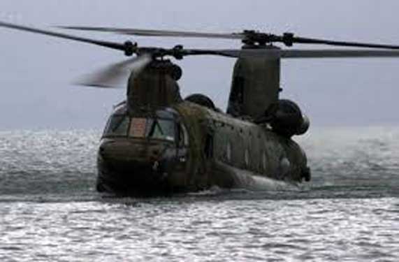 Helikopter Boeing CH-47 Chinook mampu mendarat di atas air