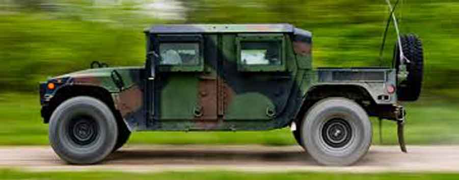 Humvee dapat menampung empat orang dengan kabin logam tertutup sepenuhnya yang tersedia dengan kaca depan vertikal. Tubuh dibangun dari aluminium ringan dan tahan karat, bukan baja konvensional. Ini memiliki penggerak semua roda dengan suspensi independen