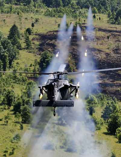 MH-60 DAP ke-160 SOAR(A) menembakkan roketnya yang berukuran 2,75 inci (7,0 cm) pada uji coba Angkatan Darat AS