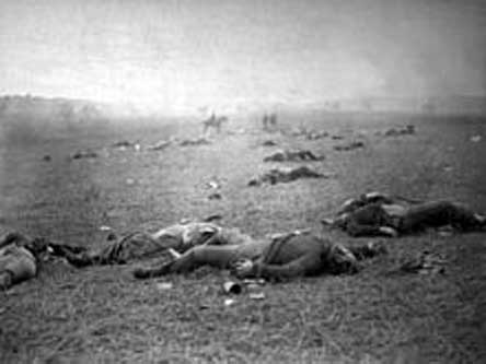 "The Harvest of Death": Union dead di medan perang di Gettysburg, Pennsylvania, difoto 5 Juli atau 6 Juli 1863, oleh Timothy H. O'Sullivan