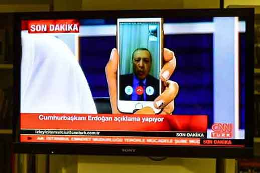 Pesan pertama dari Erdogan ditransmisikan sekitar 00:23. Sekitar pukul 01:00, Erdogan melakukan wawancara FaceTime dengan CNN Türk, di mana ia meminta para pendukungnya untuk turun ke jalan yang bertentangan dengan jam malam yang diberlakukan militer. , mengatakan "Tidak ada kekuatan yang lebih tinggi dari kekuatan rakyat. Biarkan mereka melakukan apa yang mereka mau di lapangan umum dan bandara."