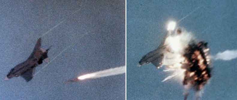F-4 Phantom yang terkena tembakan langsung AIM-54 Phoenix