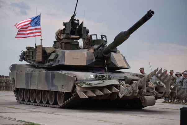 M1 Abrams dikembangkan dari kegagalan proyek MBT-70 untuk menggantikan tangki M60 yang sudah usang. Ada tiga versi operasional utama Abrams, M1, M1A1, dan M1A2, dengan setiap iterasi baru melihat peningkatan dalam persenjataan, perlindungan, dan elektronik. Peningkatan ekstensif telah diterapkan pada Paket Peningkatan Sistem M1A2 yang sebelumnya ditetapkan sebelumnya versi 3 atau SEPv3 dan M1A2 SEPv4, masing-masing versi seperti armor komposit yang ditingkatkan, optik yang lebih baik, sistem digital, dan amunisi
