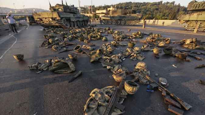 Tentara meninggalkan senjata dan pakaian saat mereka menyerah