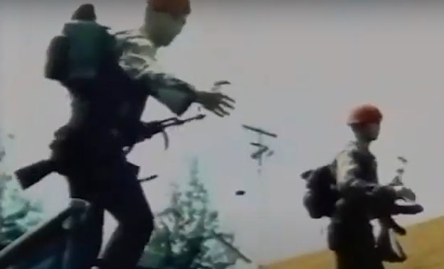 Cuplikan Film Pengkhianatan G30S/PKI saat RPKAD/Kopassus membawa Ak-47 untuk menguasai Halim dan RRI