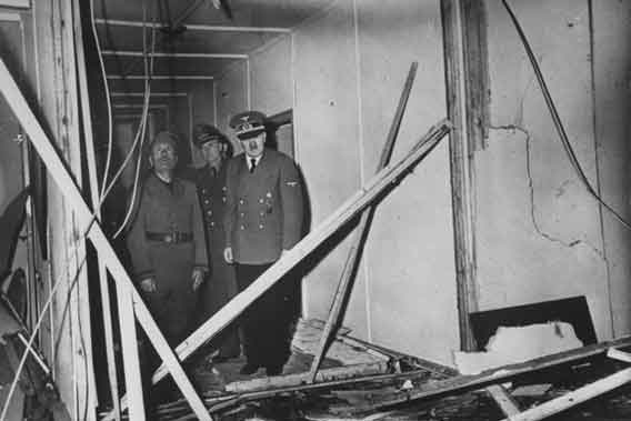 Adolf Hitler dan Benito Mussolini mengunjungi markas Hitler yang rusak di Prusia Timur setelah upaya pembunuhan Hitler di sana pada Juli 1944. Kolonel Claus von Stauffenberg dan beberapa anggota staf tinggi Nazi lainnya merencanakan dan melaksanakan upaya tersebut, dan dieksekusi karenanya.