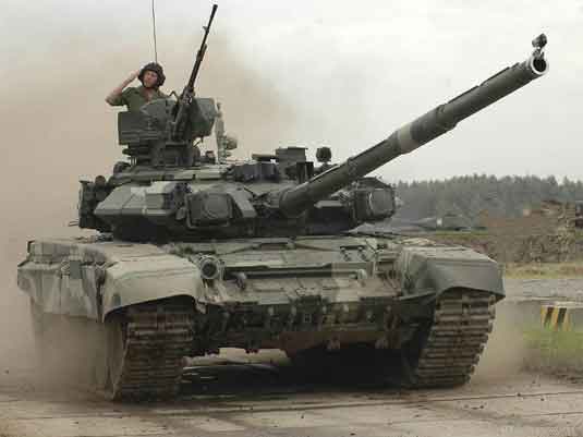 T-90 adalah tank tempur utama Rusia generasi ketiga yang menggunakan meriam utama smoothbore 125 mm 2A46, sistem pengendalian tembakan 1A45T, mesin yang ditingkatkan, dan penglihatan termal penembak. Tindakan perlindungan standar termasuk campuran baja dan komposit pelindung, pelempar granat asap, pelindung ledakan-reaktif Kontakt-5 dan sistem jamming ATGM inframerah Shtora