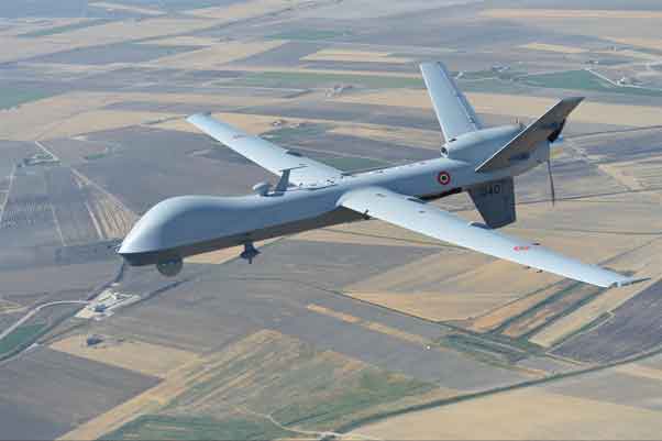  MQ-9 adalah UAV pemburu-pembunuh pertama yang dirancang untuk pengawasan ketinggian tinggi yang tahan lama. Pada tahun 2006, Kepala Staf Angkatan Udara Amerika Serikat Jenderal T. Michael Moseley mengatakan: "Kami' telah beralih dari menggunakan UAV terutama dalam peran intelijen, pengawasan, dan pengintaian sebelum Operasi Pembebasan Irak, ke peran pemburu-pembunuh sejati dengan Reaper.