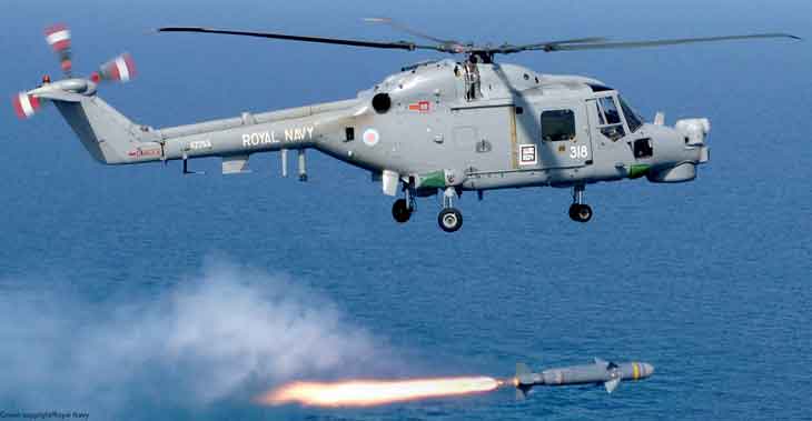 Heli Lynx HMA.8 AL inggris menembakan Sea Skua ASM