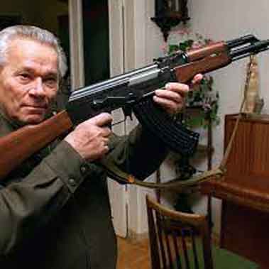 Mikhail Kalashnikov Perancang senjata Rusia Mikhail Kalashnikov memegang kreasinya yang paling terkenal, AK-47, 1997.