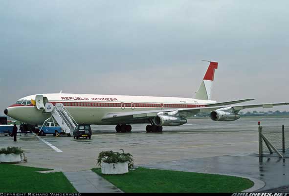 Pesawat B-707 707-3M1C Pelita Air PK-PJQ di London - Heathrow (LHR / EGLL) Inggris, Inggris Raya - November 1979.saat disewa pemerintah Indonesia dalam kunjungan VIP. Pesawat kemudian menjadi A-7002 TNI-AU lewat hibah dan dijual ke Omega sebagai N707LG