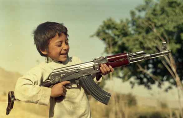 AK-47 di tangan anak Afghanistan . Pasukan Uni Soviet pertama kali memasuki Afganistan pada tanggal 25 Desember 1979, dan penarikan pasukan terakhir terjadi pada tanggal 2 Februari 1989. Uni Soviet lalu mengumumkan bahwa semua pasukan mereka sudah ditarik dari Afganistan pada tanggal 15 Februari 1989. Akibat banyaknya biaya yang dikeluarkan dan kesia-siaan konflik ini, Perang Soviet–Afganistan sering dianggap sebagai "Perang Vietnam-nya Uni Soviet"