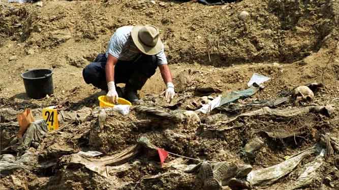 Pakar forensik memeriksa kuburan massal di Srebrenica, Bosnia dan Herzegovina, 30 Juni 1996.