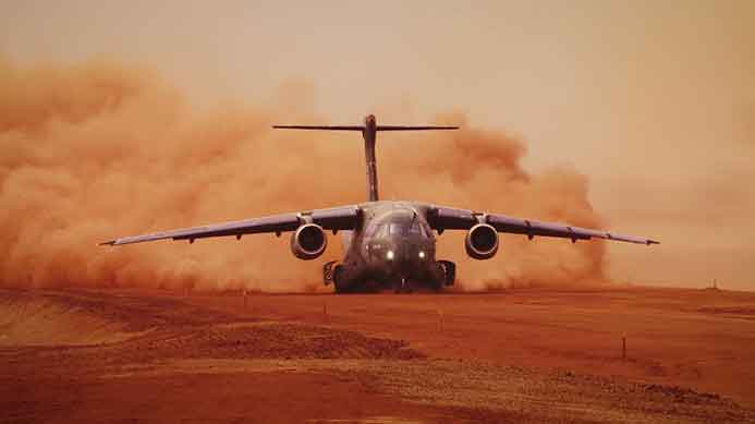 Embraer C-390 Millennium melakukan pendaratan dan take off dari lapangan terbang berdebu dan kasar