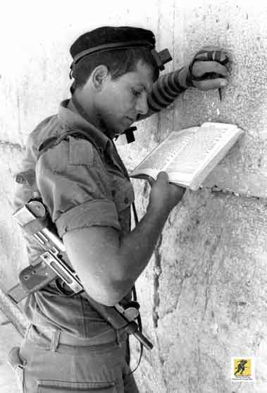 Uzi digunakan sebagai senjata pertahanan pribadi oleh pasukan eselon belakang, perwira, pasukan artileri dan awak tank, serta senjata garis depan oleh pasukan serbu infanteri ringan elit. Ukuran kompak dan daya tembak Uzi terbukti berperan dalam membersihkan bunker Suriah dan posisi pertahanan Yordania selama Perang Enam Hari 1967.